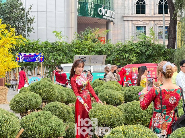 Giới trẻ TP.HCM nô nức rủ nhau diện đồ xinh xuống phố, Tết đang đến thật gần rồi! - 8