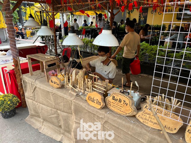 Giới trẻ TP.HCM nô nức rủ nhau diện đồ xinh xuống phố, Tết đang đến thật gần rồi! - 9