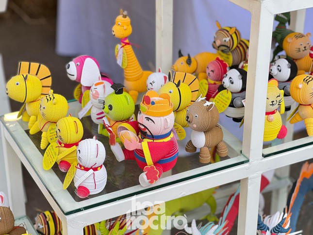 Giới trẻ TP.HCM nô nức rủ nhau diện đồ xinh xuống phố, Tết đang đến thật gần rồi! - 10