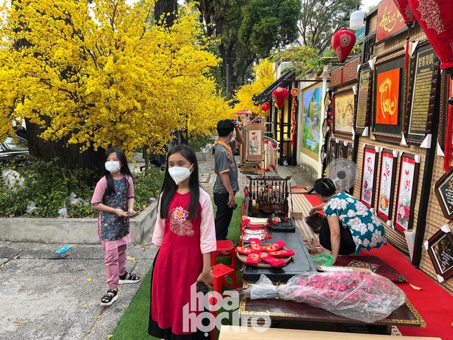 Giới trẻ TP.HCM nô nức rủ nhau diện đồ xinh xuống phố, Tết đang đến thật gần rồi! - 11