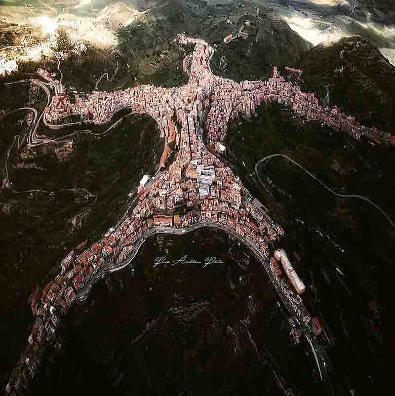 Thị trấn có hình dáng kỳ lạ khiến ai cũng không dám tin nó có thật - 4