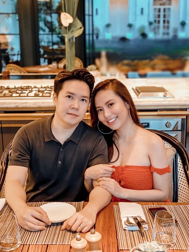 Lê Hiếu và bà xã doanh nhân Thu Trang kết hôn từ đầu năm 2019. Thu Trang từng tiết lộ là 'fan cứng' của ông xã từ 10 năm trước nhưng phải đến 2017 mới có cơ hội gặp gỡ rồi dần phải lòng nhau.
