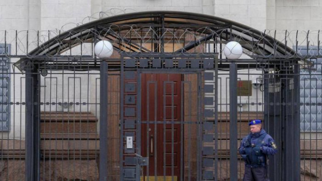 Nga âm thầm rút bớt người khỏi Đại sứ quán ở Ukraine trước đối thoại với Mỹ - 1