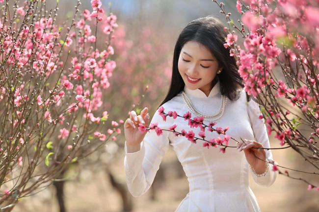 Biên tập viên, phiên dịch viên Vũ Thanh Huyền mới đây chia sẻ trên trang cá nhân bộ ảnh chụp bên hoa đào tuyệt đẹp. 
