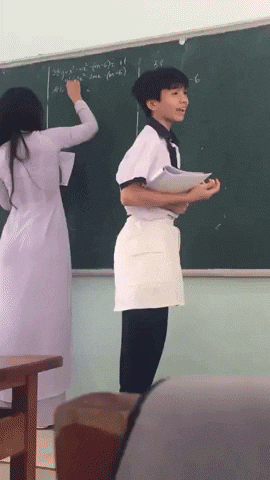 Nam sinh bị rách quần nhưng lại được gọi lên bảng, cách &#34;chữa cháy&#34; khiến cả lớp phì cười - 1