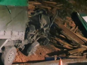 Xe tải bất ngờ mất lái đâm vào bên đường, 2 người tử vong