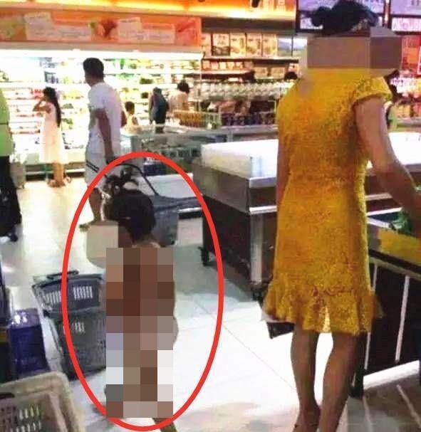 Mẹ sang chảnh dẫn con gái không mảnh vải che thân đi siêu thị gây bức xúc - 1