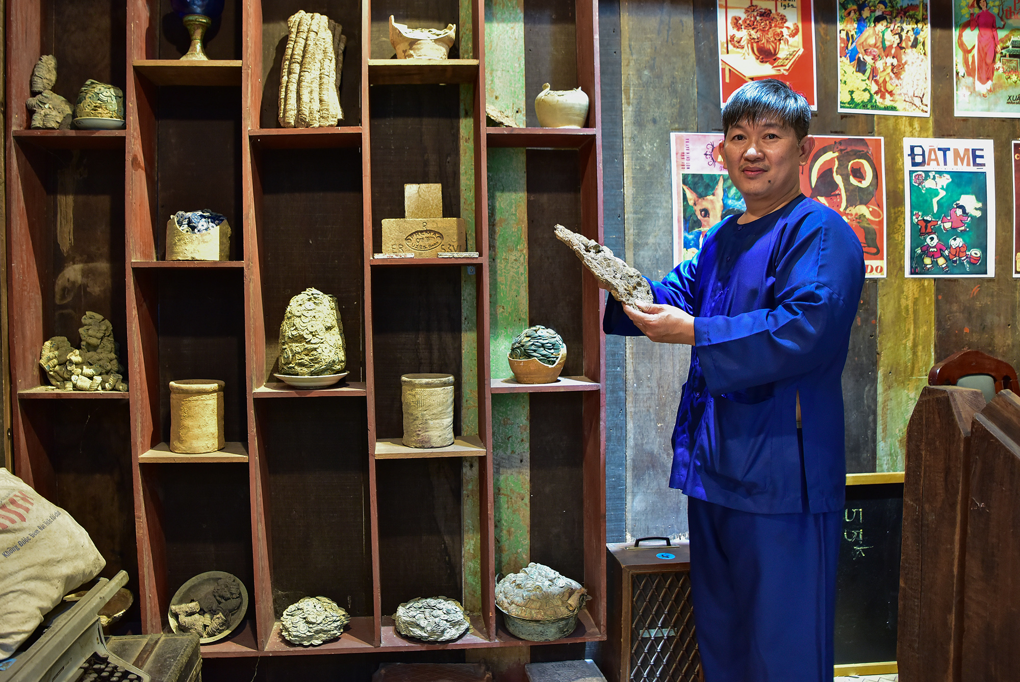 Cận cảnh hàng ngàn hiện vật xưa, “tiền hoá thạch” quý hiếm trong quán cà phê ở Sài Gòn - 10