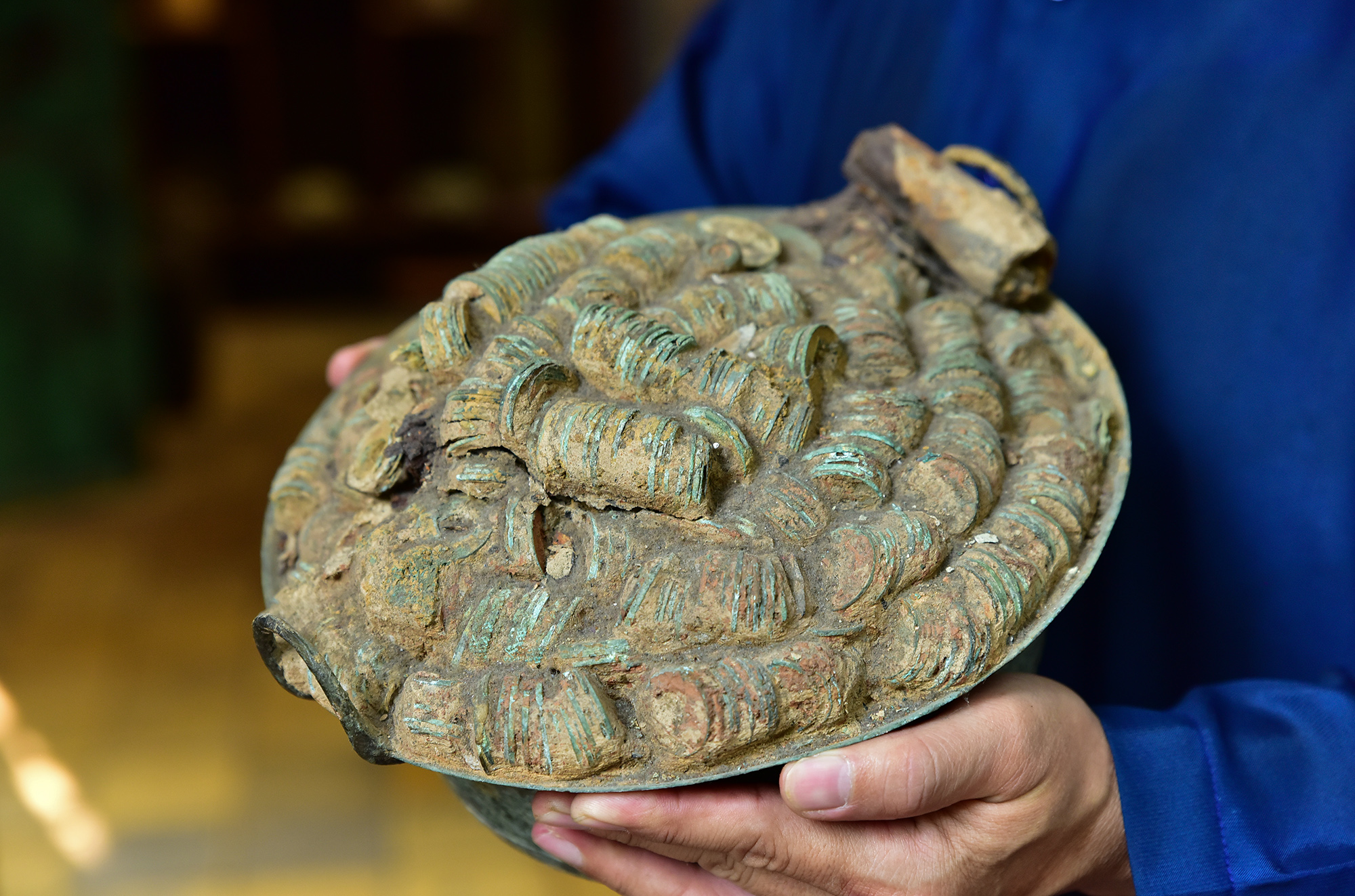 Cận cảnh hàng ngàn hiện vật xưa, “tiền hoá thạch” quý hiếm trong quán cà phê ở Sài Gòn - 11