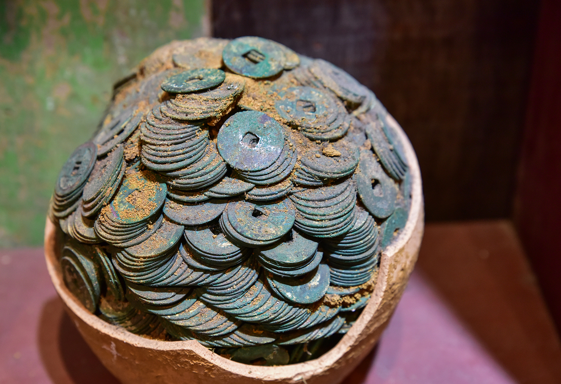 Cận cảnh hàng ngàn hiện vật xưa, “tiền hoá thạch” quý hiếm trong quán cà phê ở Sài Gòn - 13