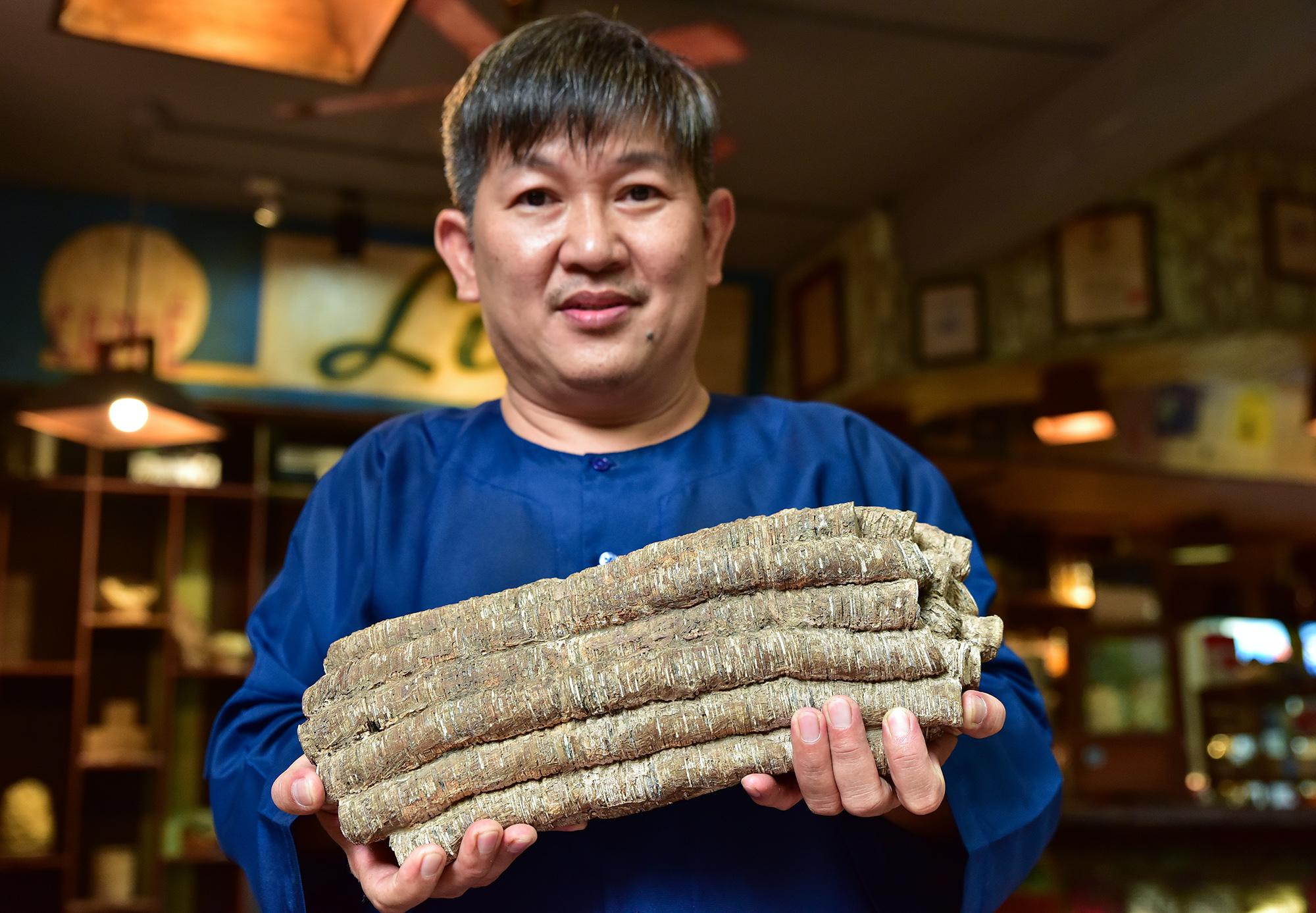 Cận cảnh hàng ngàn hiện vật xưa, “tiền hoá thạch” quý hiếm trong quán cà phê ở Sài Gòn - 15