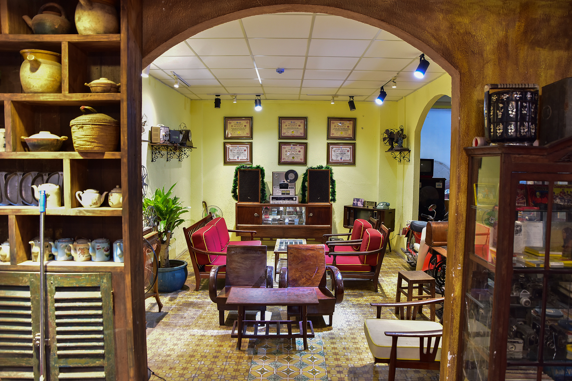 Cận cảnh hàng ngàn hiện vật xưa, “tiền hoá thạch” quý hiếm trong quán cà phê ở Sài Gòn - 2