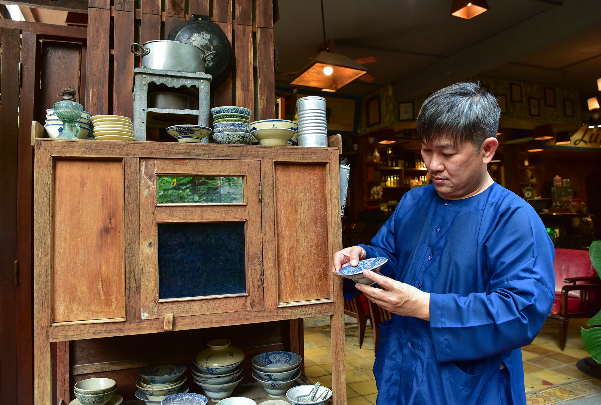 Cận cảnh hàng ngàn hiện vật xưa, “tiền hoá thạch” quý hiếm trong quán cà phê ở Sài Gòn - 4