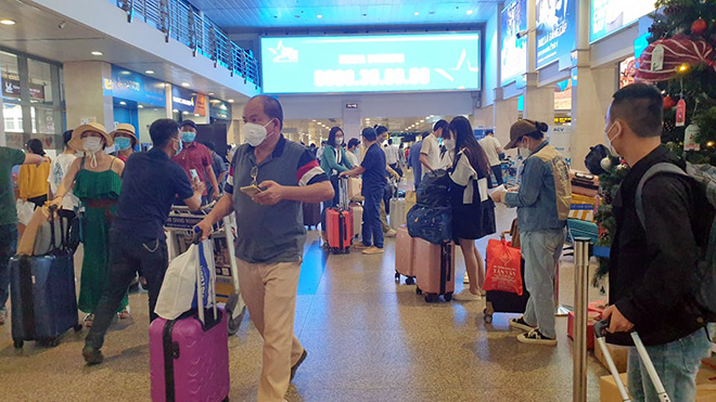 Sân bay Tân Sơn Nhất đông nghịt khách về quê ăn Tết - 2