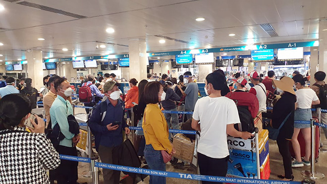 Sân bay Tân Sơn Nhất đông nghịt khách về quê ăn Tết - 3