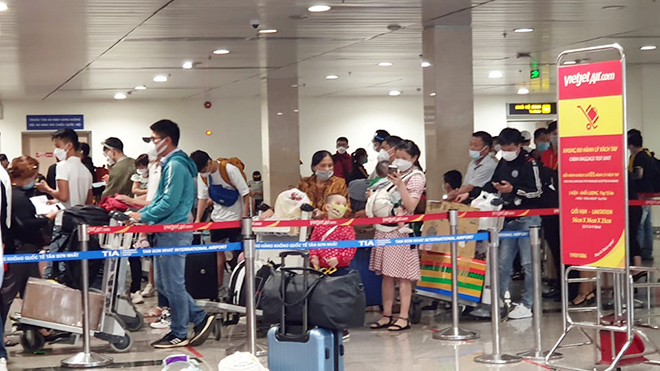 Sân bay Tân Sơn Nhất đông nghịt khách về quê ăn Tết - 4
