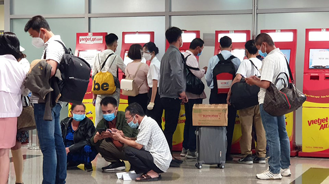 Sân bay Tân Sơn Nhất đông nghịt khách về quê ăn Tết - 5