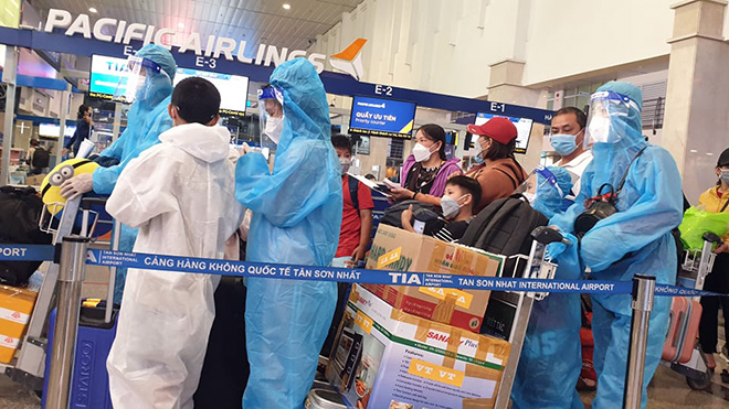 Sân bay Tân Sơn Nhất đông nghịt khách về quê ăn Tết - 7