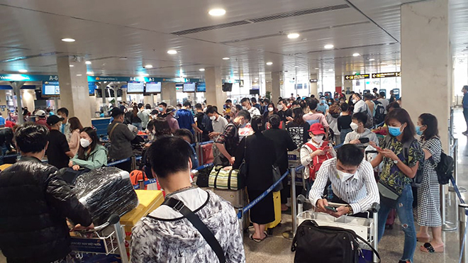 Sân bay Tân Sơn Nhất đông nghịt khách về quê ăn Tết - 9