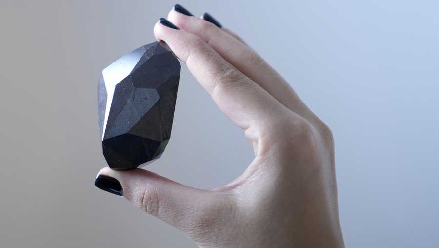 Viên kim cương đen “nguồn gốc ngoài hành tinh” 555,55 carat ở Dubai có gì đặc biệt? - 1