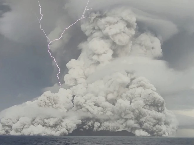 Vụ nổ núi lửa Tonga mạnh hơn 600 lần bom nguyên tử Mỹ ném xuống Nhật Bản - 1