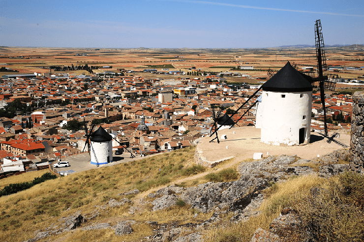 1. Tại ngôi làng nhỏ Consuegra, tỉnh Toledo, Tây Ban Nha là nơi bạn có thể nhìn ngắm vẻ đẹp cổ kính của 12 chiếc cối xay gió.
