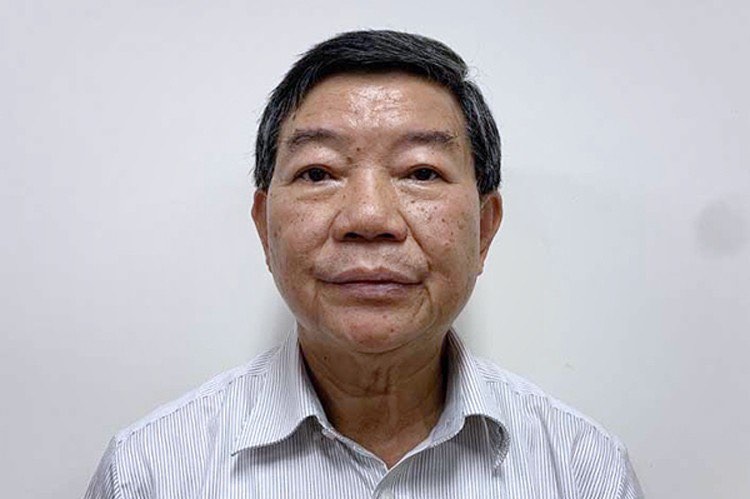 Cựu Giám đốc Bệnh viện Bạch Mai hầu toà vì nâng khống giá robot phẫu thuật - 1
