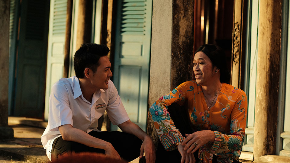 Hoài Linh giả gái, đeo đầy vàng gây xôn xao - 1