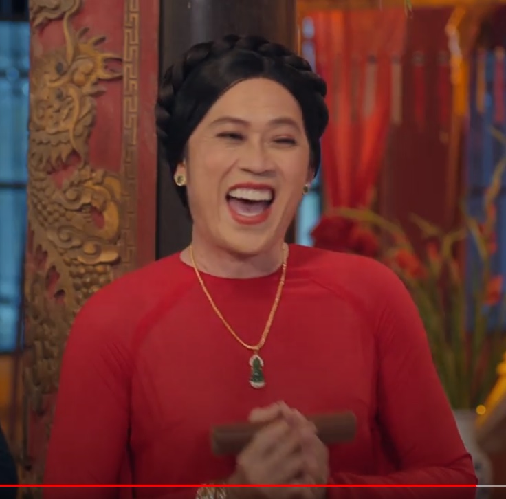 Hoài Linh giả gái, đeo đầy vàng gây xôn xao - 4