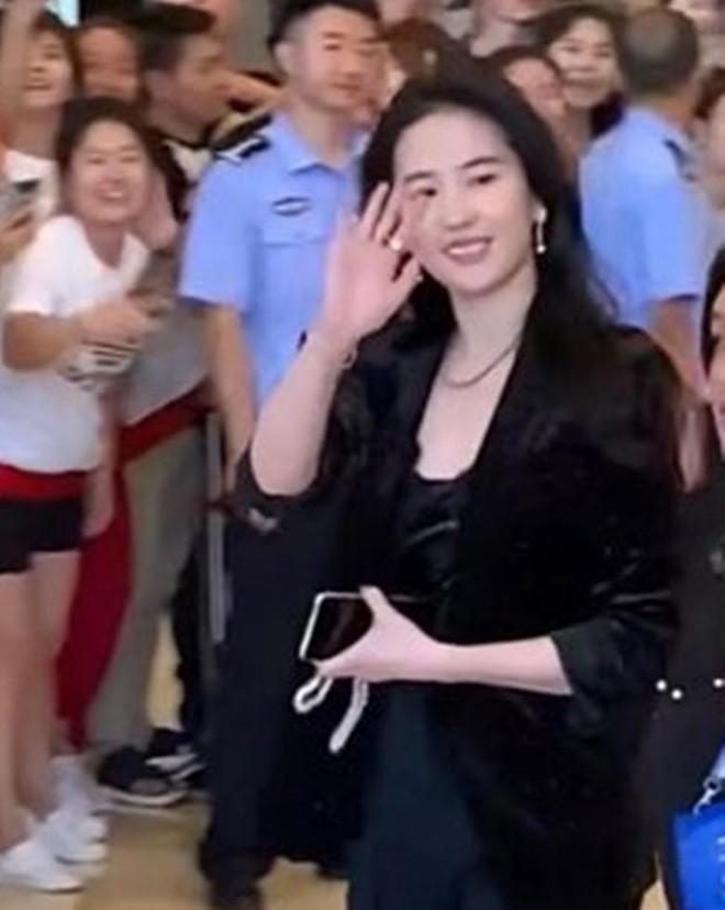 Lưu Diệc Phi làm chao đảo dân mạng vì sắc vóc tiên nữ, không còn "tăng cân mặt phệ" - 10