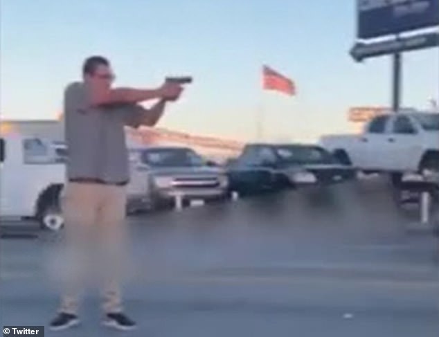 Video: Cãi nhau với tài xế khác, rút súng bắn 6 phát đạn giữa ngã tư đông người qua lại - 1