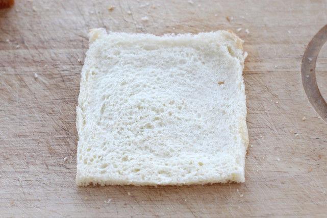 Tự làm món bánh mỳ cuộn ruốc chiên siêu ngon - 4