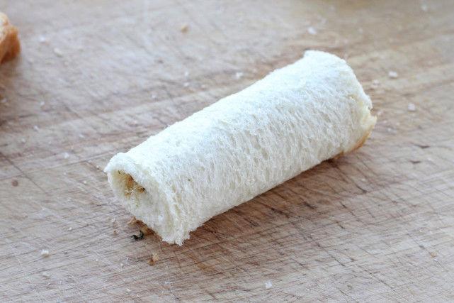Tự làm món bánh mỳ cuộn ruốc chiên siêu ngon - 6