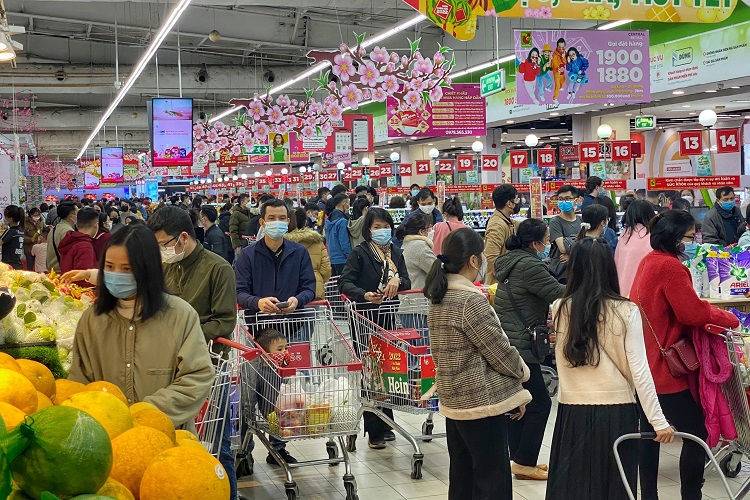 Hà Nội: Choáng ngợp cảnh biển người ùn ùn đổ về siêu thị mua sắm Tết - 1