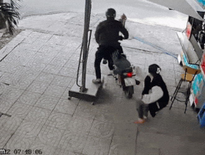 Clip: Trộm dàn cảnh trộm xe máy của cô gái gây bức xúc - 1