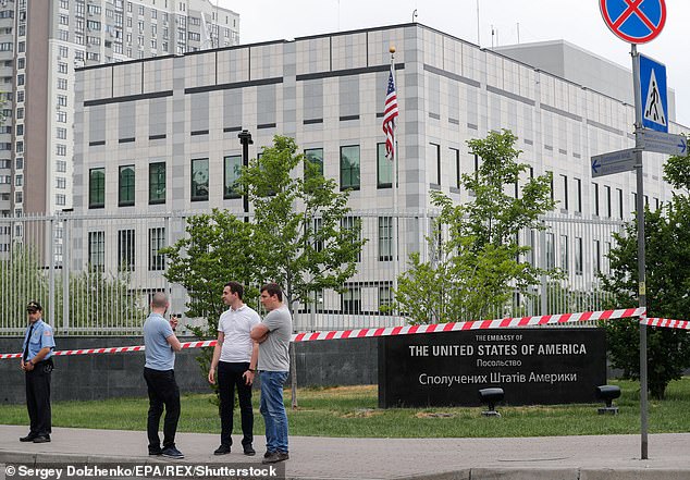 Mỹ tuyên bố rút bớt nhân viên đại sứ quán, khuyến cáo công dân rời Ukraine ngay lập tức - 1