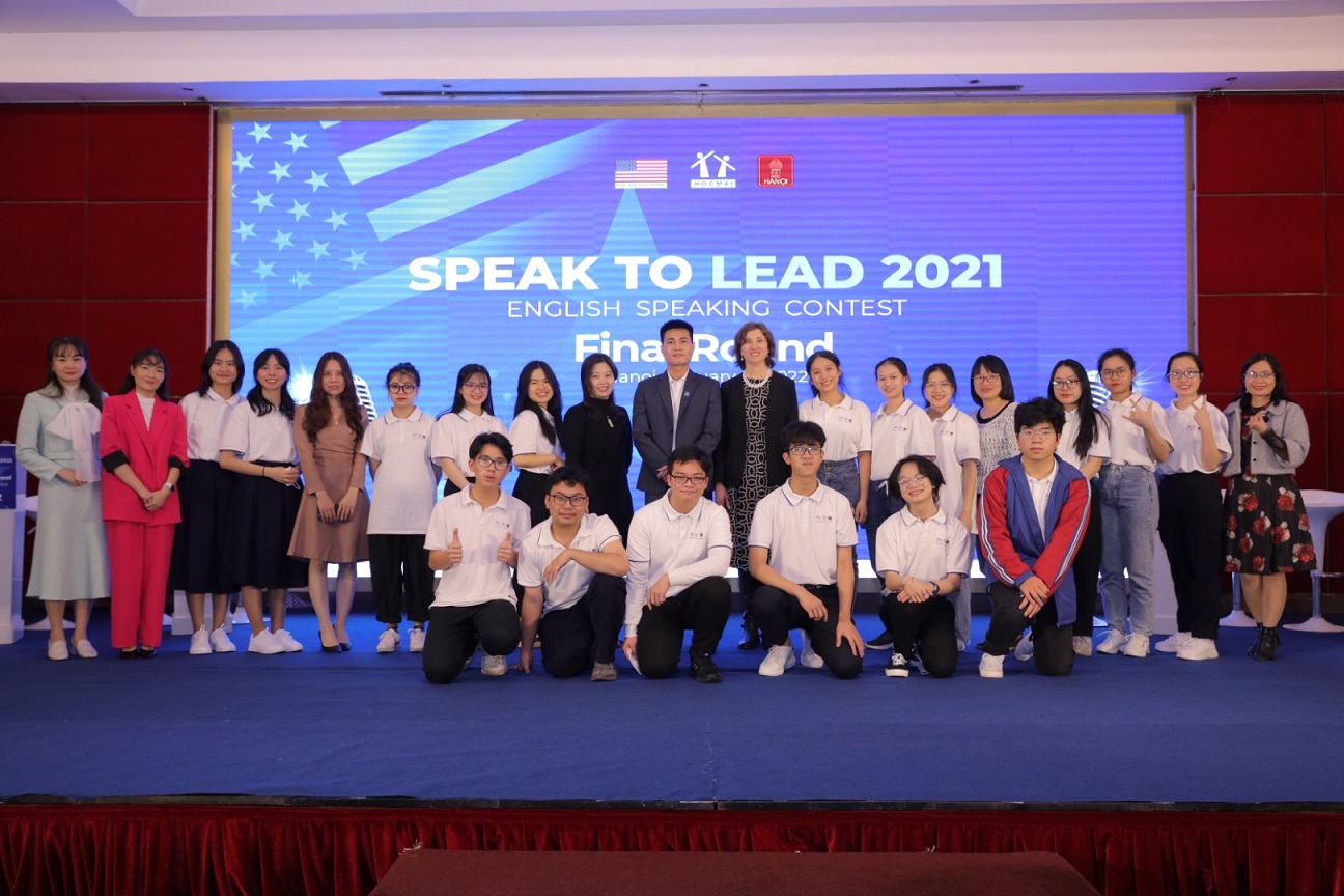 Đại biện Lâm thời Phái đoàn Ngoại giao Hoa Kỳ tại Việt Nam Kỳ Marie Damour biểu dương các học sinh tại cuộc thi hùng biện tiếng Anh toàn quốc “Speak to Lead” - 1