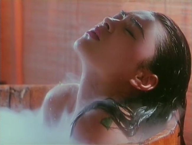 Trong phim Khát khao thầm kín (1991), Diệp Ngọc Khanh cũng có cảnh tắm nóng bỏng.
