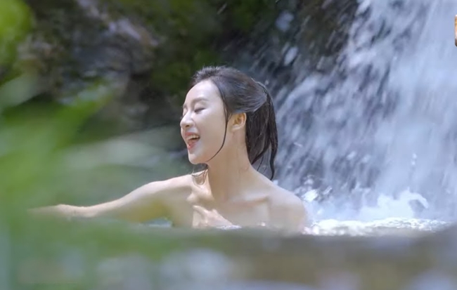 Tân Cỗ máy thời gian (2018) của các nhà làm phim Đại lục lợi dụng cảnh tắm của diễn viên nữ nhằm 'câu' lượt xem.
