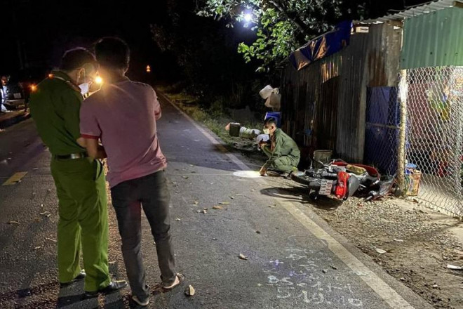 Thai phụ và bé trai đứng bên đường bị ô tô tông tử vong - 1