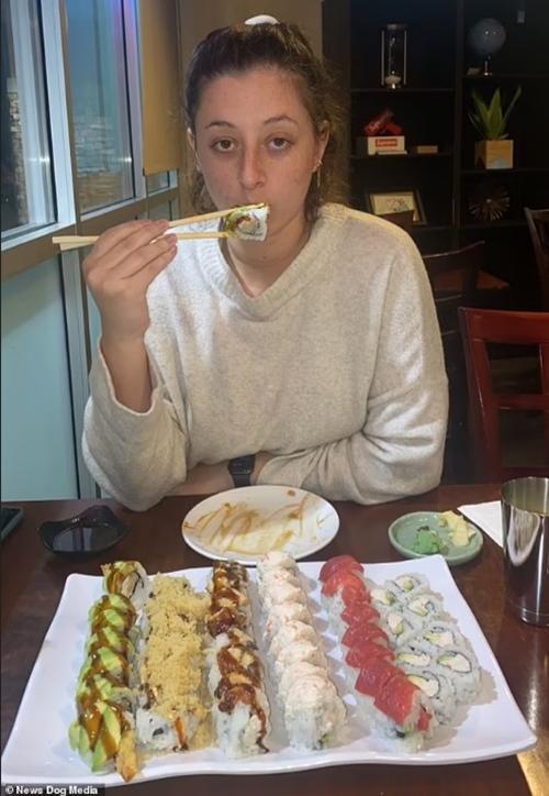 Ăn 32 miếng sushi phải đi cấp cứu, cô gái gửi lời cảnh báo những ai hay đi ăn buffet - 1