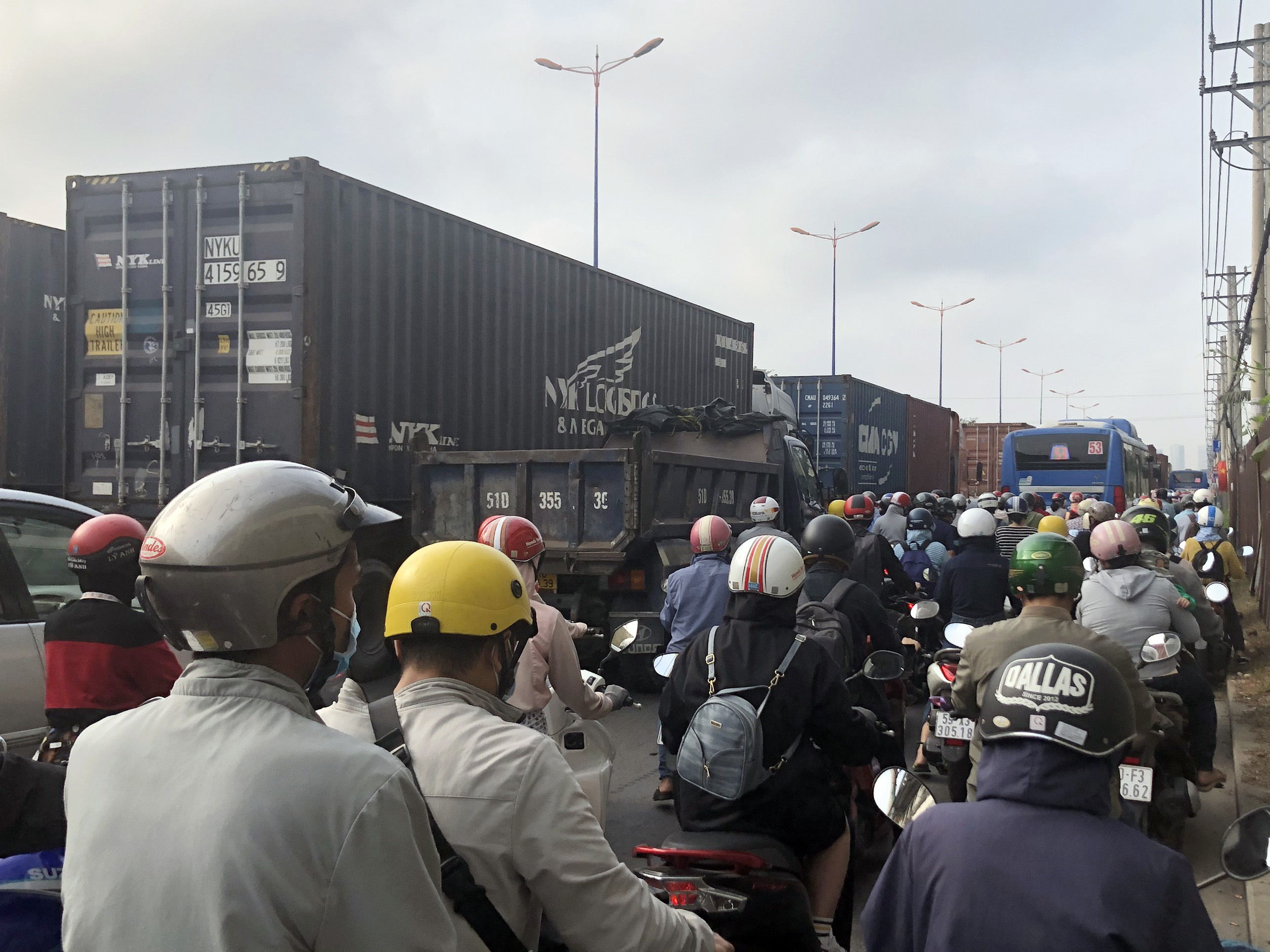 Giao thông TP.HCM 23 tháng Chạp: Xa lộ Hà Nội kẹt xe từ sáng sớm đến đầu giờ chiều - 2