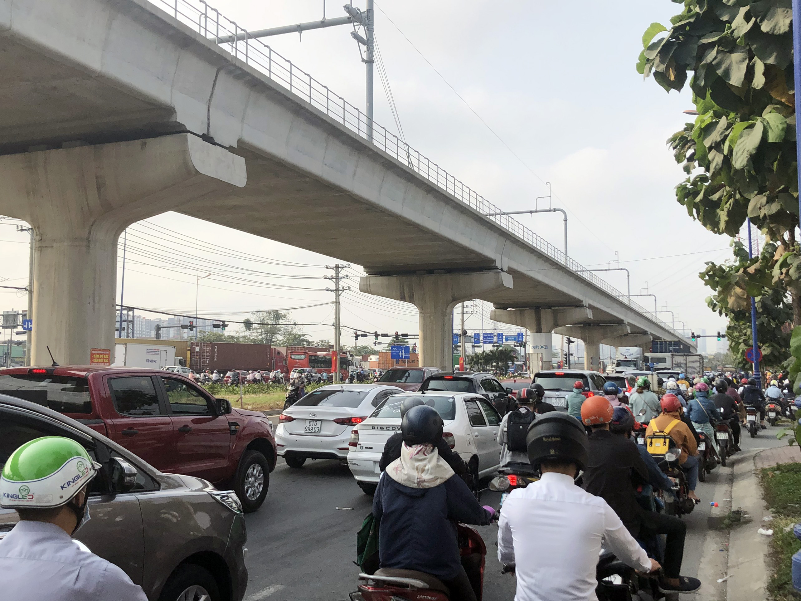 Giao thông TP.HCM 23 tháng Chạp: Xa lộ Hà Nội kẹt xe từ sáng sớm đến đầu giờ chiều - 4