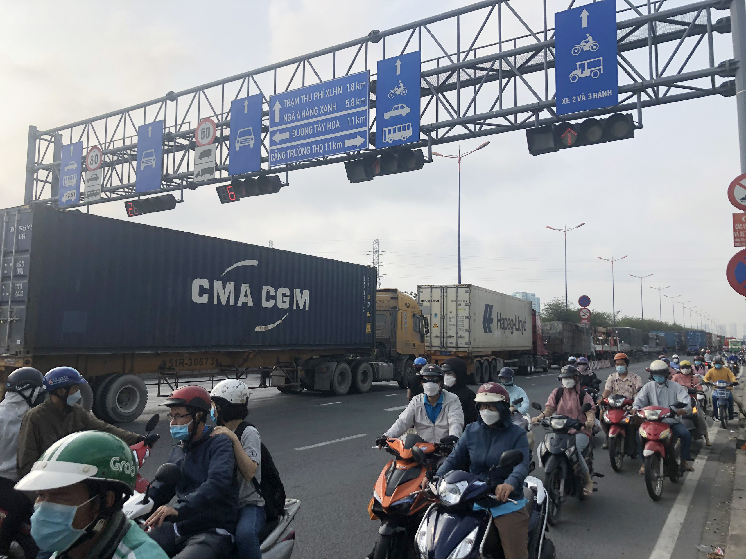 Giao thông TP.HCM 23 tháng Chạp: Xa lộ Hà Nội kẹt xe từ sáng sớm đến đầu giờ chiều - 8