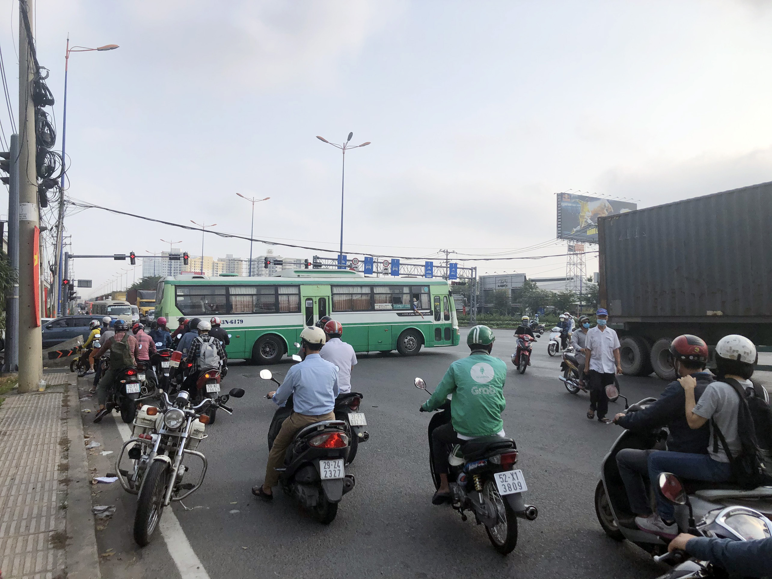Giao thông TP.HCM 23 tháng Chạp: Xa lộ Hà Nội kẹt xe từ sáng sớm đến đầu giờ chiều - 9