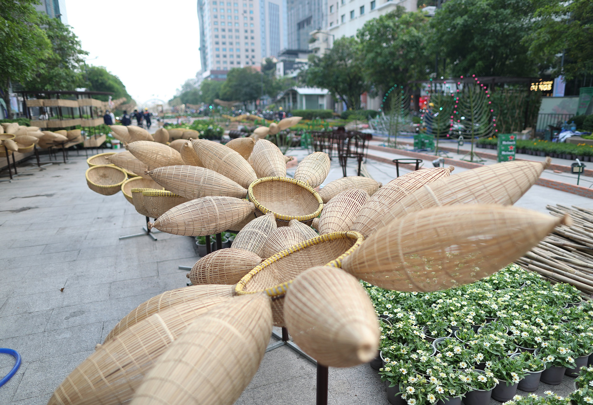 Hình ảnh đầu tiên về những chú hổ trên đường hoa Nguyễn Huệ 2022 - 10