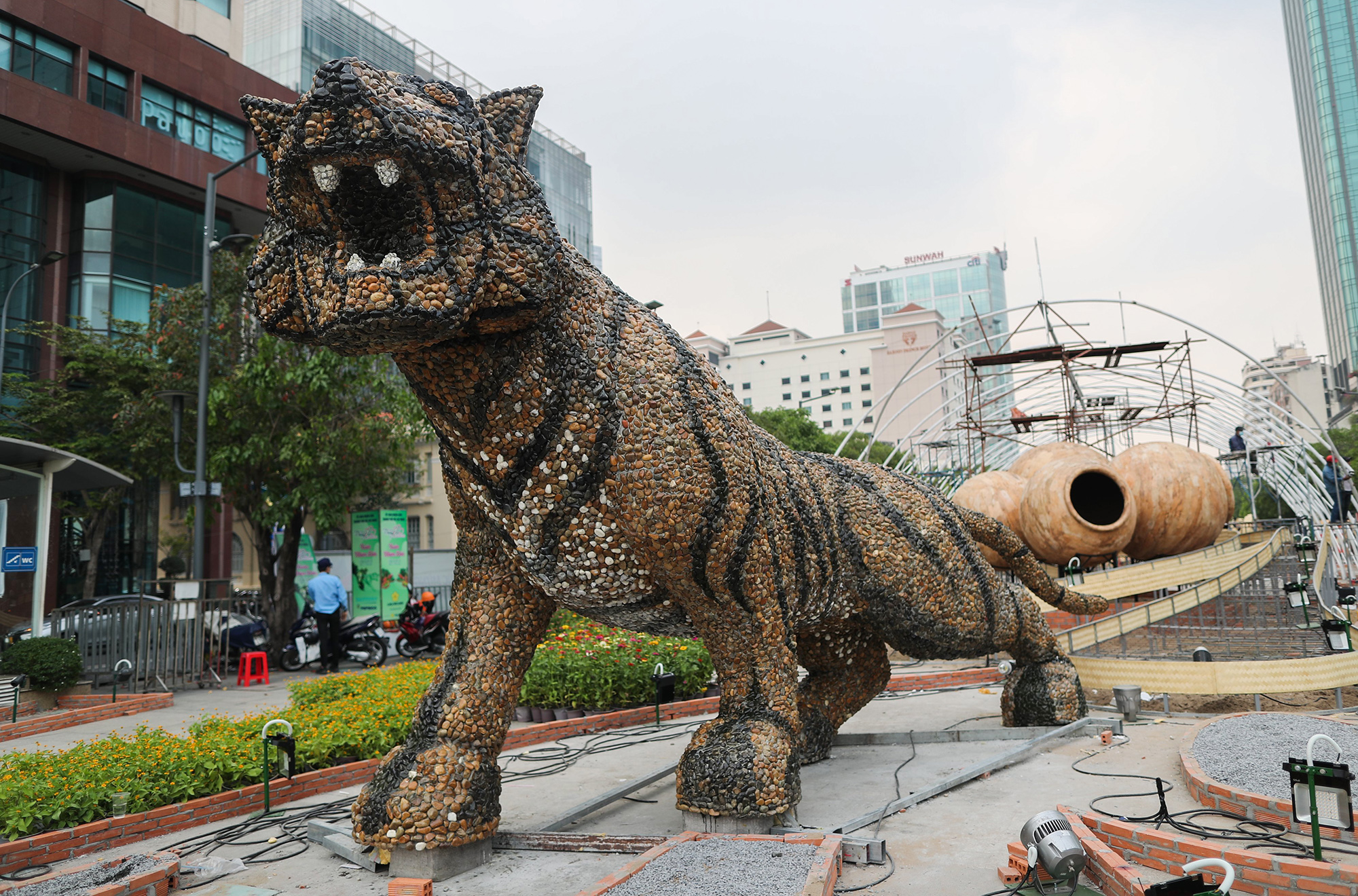 Hình ảnh đầu tiên về những chú hổ trên đường hoa Nguyễn Huệ 2022 - 4
