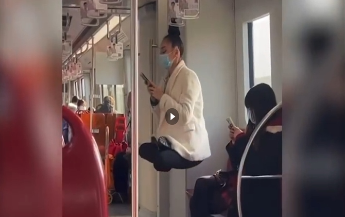 Video: Kinh dị cảnh cô gái lơ lửng trên tàu điện ngầm &#34;như ma&#34; - 1