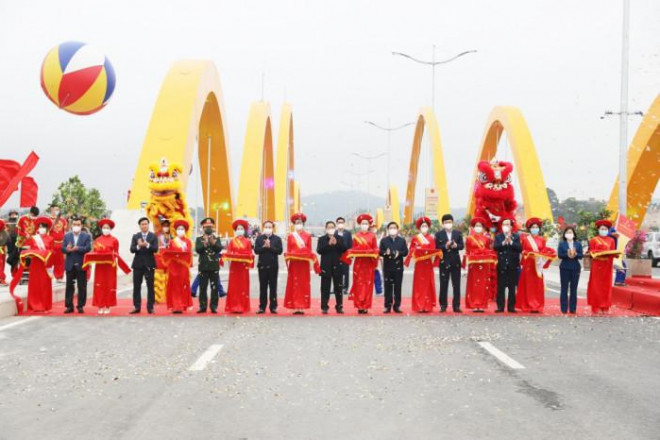 Thủ tướng cắt băng khánh thành cầu Tình Yêu và đường bao biển ở Quảng Ninh - 1