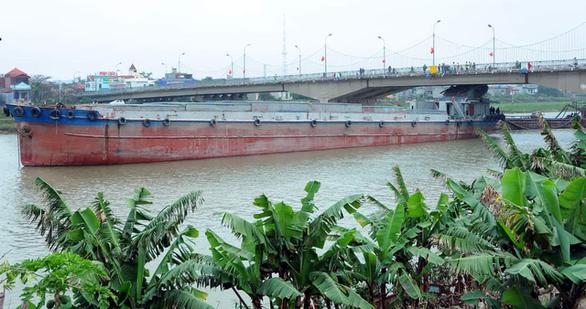 Sà lan chở xi măng tông nứt gầm cầu Thái Bình - 1